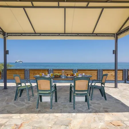 Venetico Beachfront & - 2 Bedroom Sea View Lejlighed *